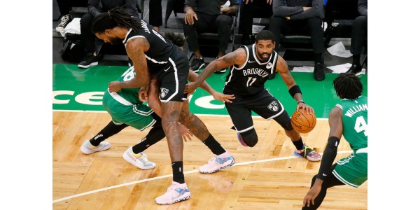 Kyrie Irving volvió a Boston Celtics nuevamente para hacer cosas extrañas